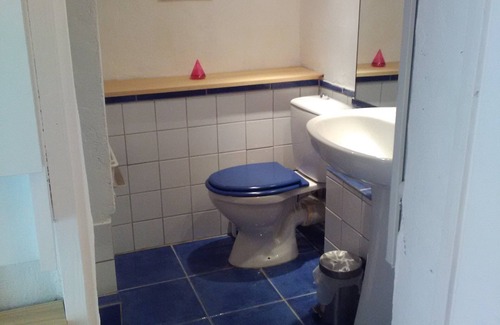 Les Angles House | Independent room with its private bathroom, in a garden near Avignon