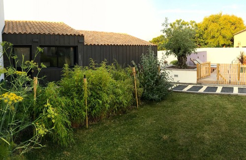 Dolus-d'Oleron Apartment | Independent studio with beautiful garden and POOL on the island of Oléron
