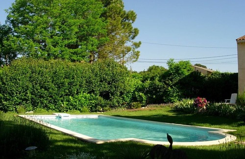 Pujaut Villa | Independent villa with 8 x 4 swimming pool in a very quiet setting.