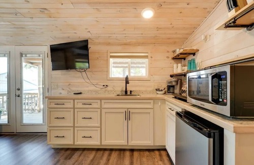Indian Point Cabin | Indian Point Cabin 21 near SDC, Table Rock Lake & Branson