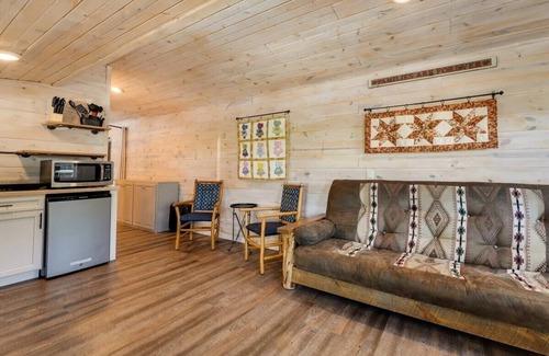 Indian Point Cabin | Indian Point Cabin 21 near SDC, Table Rock Lake & Branson