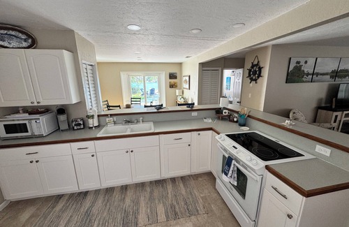 Crystal River House | Indian Water Lodge is a waterfront retreat with Dockage, Kayaks, Bikes & More!