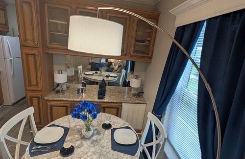 Deltona Lakes Cabin | "Indigo Lodge" Central AC, WiFi. Luxury Italian furniture.Free parking.Quiet.