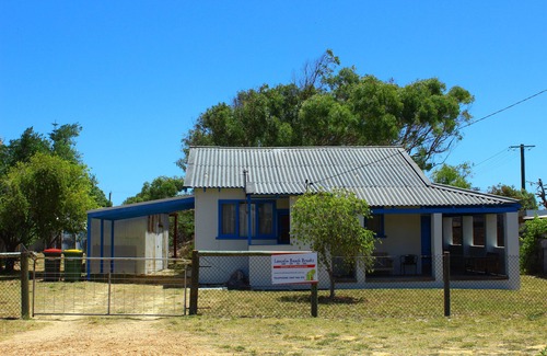 Lancelin House | Indigo Surf Shack - the rustic charm of yesteryear but with modern comforts!