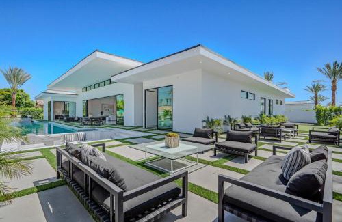 Indio Villa | Indio Stay w Exclusive Amenities Pool Hot Tub Putting Green Bravo Villa 16 by AvantStay
