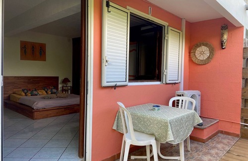 Plateau-Caillou Apartment | Individual studio with small terrace