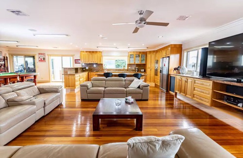 Mornington House | Indoor Heated Pool & Spa-The Pomegranate