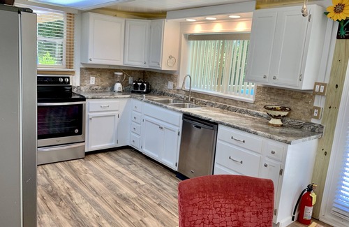 Branson House | Indoor Waterfall, Massage Chair and great location.