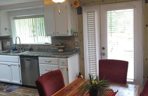 Branson House | Indoor Waterfall, Massage Chair and great location.