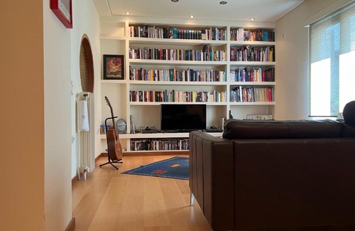 Ampelokipoi Apartment | Indulge Apartment with office Downtown