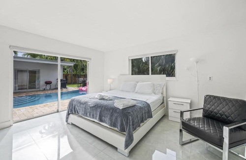 Ojus House | Indulge in 6 Beds Home w Pool near Aventura Mall