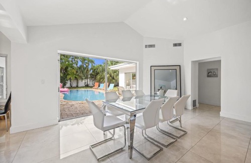 Ojus House | Indulge in 6 Beds Home w Pool near Aventura Mall