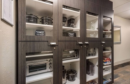 Linthicum Heights Hotel | Indulge in Home Like Comfort! Full Kitchen, Pet-Friendly Property