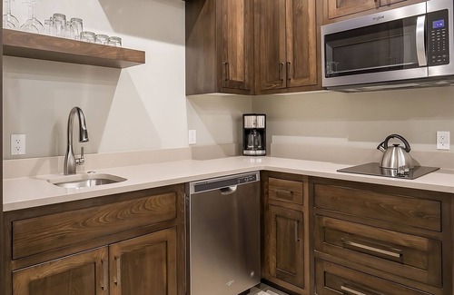 Zion National Park South Entrance Hotel | Indulge in Home Like Comfort! Free Parking, Outdoor Pool, Near DeZion Gallery