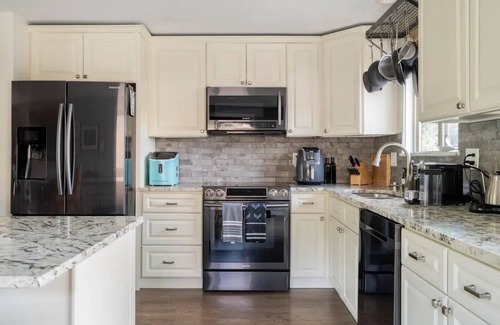 Brighton House | Indulge, Relax & Play: 5-Bedroom Haven with Games, Kitchen, Deck, Office & A/C