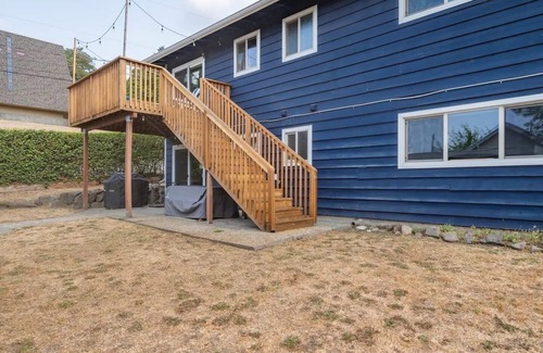 Brighton House | Indulge, Relax & Play: 5-Bedroom Haven with Games, Kitchen, Deck, Office & A/C