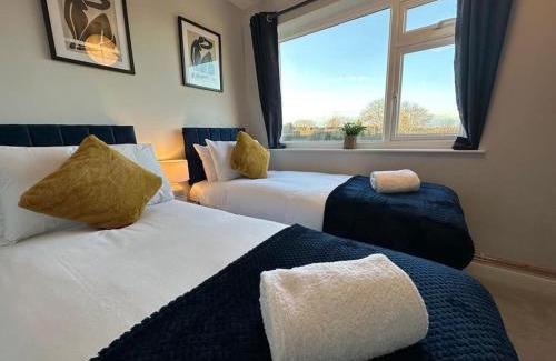 Swindon Apartment | Indulgent Cozy 2 BR Home