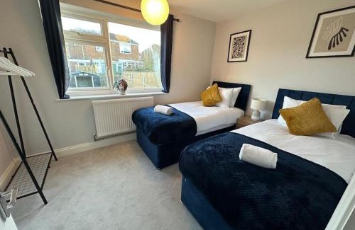 Swindon Apartment | Indulgent Cozy 2 BR Home