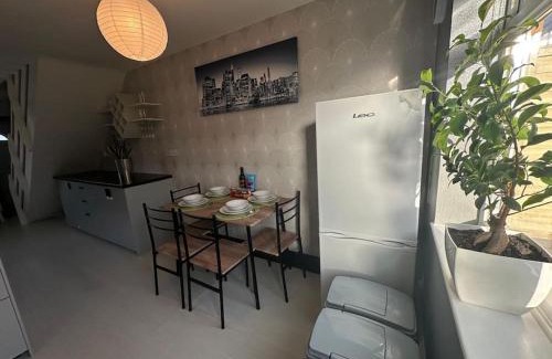Swindon Apartment | Indulgent Cozy 2 BR Home