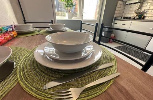 Swindon Apartment | Indulgent Cozy 2 BR Home