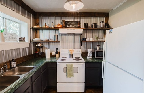 Fort Payne Apartment | Industrial Apartment #4 Queen Studio