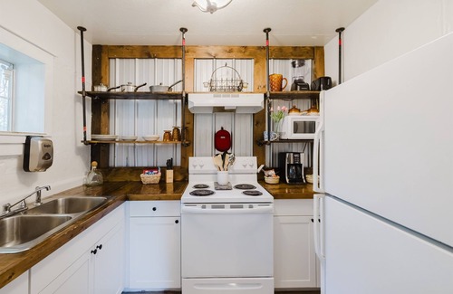 Fort Payne Apartment | Industrial Apartment #5 - Queen Studio