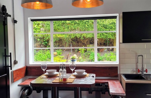 Coalbrookdale House | Industrial | Entire House | Air-Con | Pet-Friendly | Enclosed | Ironbridge Gorge
