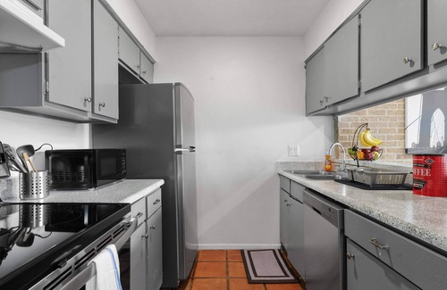 Bouldin Apartment | Industrial Oasis Perfect Location Free Pkg