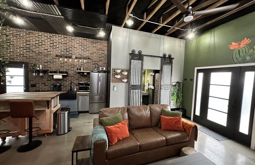 South Country Club Manor Apartment | Industrial Style Downtown Casita with Backyard. Pet Friendly!