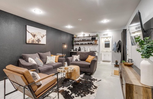Arlington Heights Apartment | Industrial Style Guest House w/Privacy Fence