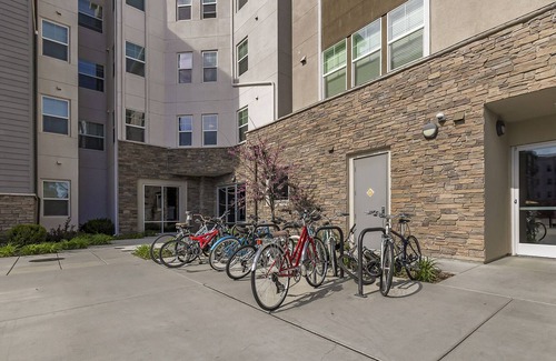 Chico Apartment | Industrial-style Two King Beds POOL Double Story Gym Clubhouse+Fire Pits+BBQ+Tan