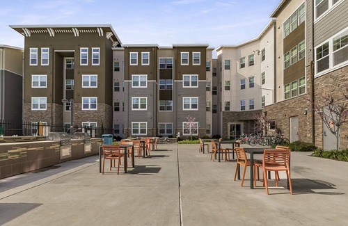 Chico Apartment | Industrial-style Two King Beds POOL Double Story Gym Clubhouse+Fire Pits+BBQ+Tan