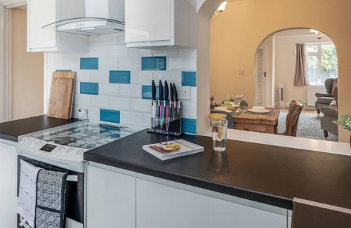 Hatch Lane House | Industrial Styled 3-Bed 2 Bath Home London-Chingford/Enfield