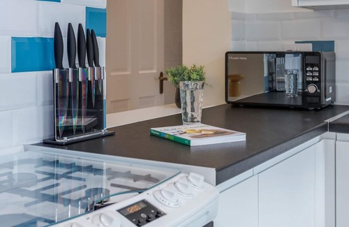 Hatch Lane House | Industrial Styled 3-Bed 2 Bath Home London-Chingford/Enfield