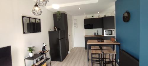 Saint-Priest Apartment | Indy Appart - T2 moderne - Clim - Parking - Balcon vue - Calme Propre