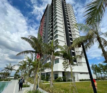 Klang Apartment | Infinity pool apartment with stunning sunset view - GM Remia Residence Ambang Botanic