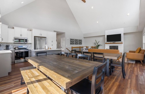 Hollister House | Ingallview at Branson Cove | Indoor Pool