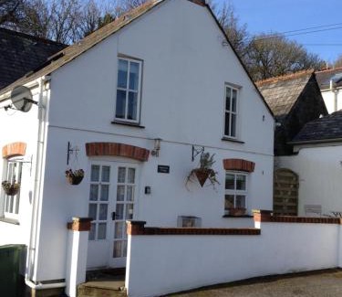 Treator House | Inglenook Cottage with parking