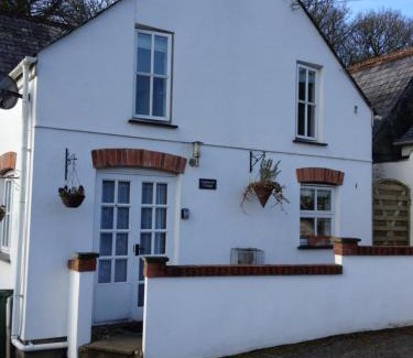Treator House | Inglenook Cottage with parking