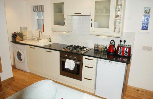 Treator House | Inglenook Cottage with parking