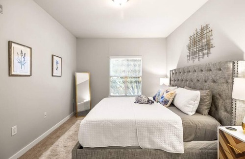 Inman Park Apartment | Inman Park 2 BR - Walk to everything! Pool & Gym