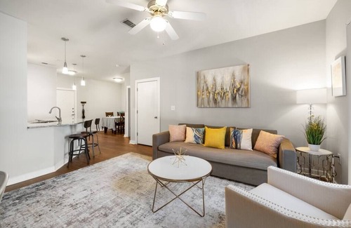 Inman Park Apartment | Inman Park 2 BR - Walk to everything! Pool & Gym