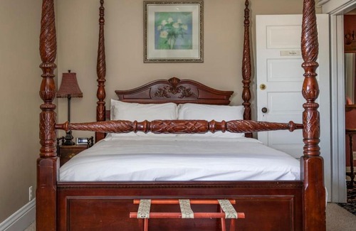 Beulah House | Inn at Beulah Beach on Crystal Lake
