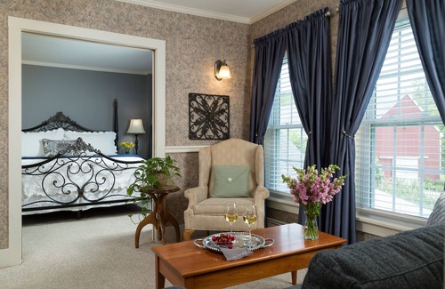 New London Hotel | Inn at Pleasant Lake