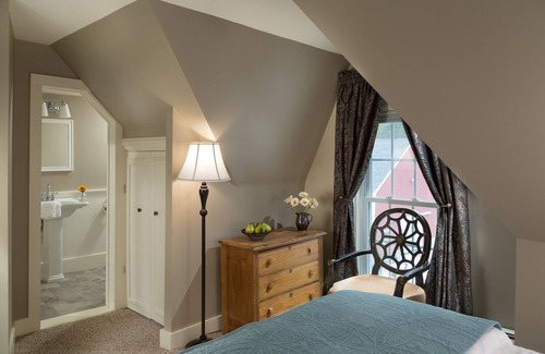 New London Hotel | Inn at Pleasant Lake