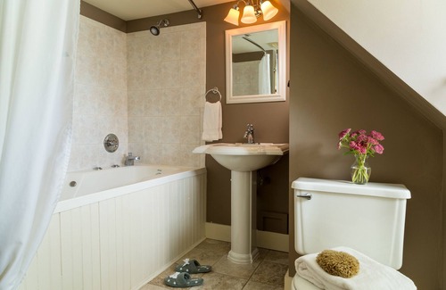 New London Hotel | Inn at Pleasant Lake