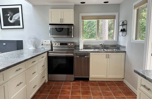 North Oyster Condo | INN OF THE SEA - Stunning views~ Oceanfront Pool & Hot Tub, Private Dock