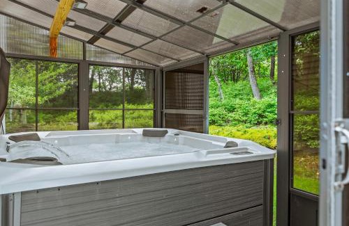Long Pond House | Inn the Poconos by AvantStay Private Lake Access Enclosed Hot Tub