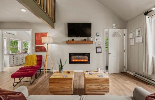 Long Pond House | Inn the Poconos by AvantStay Private Lake Access Enclosed Hot Tub