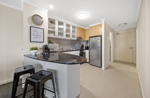 Braddon Apartment | Inner-City 2-Bed with Parking, Pool, Gym & BBQ